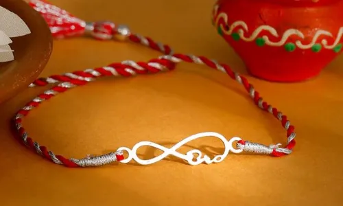 इस रक्षाबंधन अपने भाइयों की कलाई को करें और भी ज्यादा सुंदर, यहां देखें चांदी की खास और लेटेस्ट डिजाइनें इस रक्षाबंधन अपने भाइयों की कलाई को करें और भी ज्यादा सुंदर, यहां देखें चांदी की खास और लेटेस्ट डिजाइनें