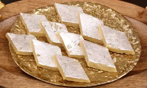 रक्षाबंधन में बनाना है कुछ खास, तो काजूकतली की इस आसान सी रेसिपी को करें ट्राई, भाई हो जाएंगे खुश!