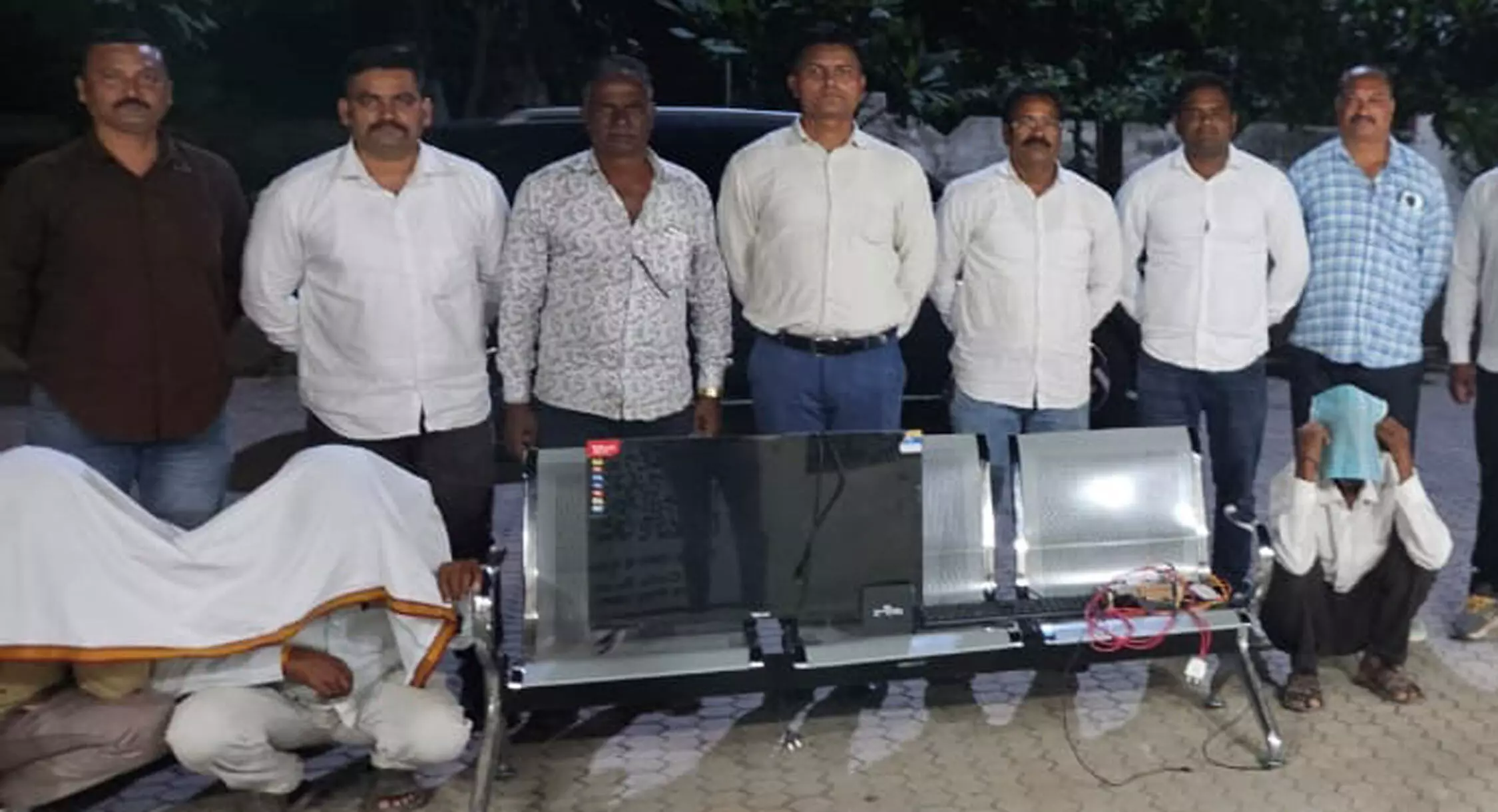 अमरावती में तीन ऑनलाइन लॉटरी सेंटर पर छापे,14 जुआरी दबोचे अमरावती में तीन ऑनलाइन लॉटरी सेंटर पर छापे,14 जुआरी दबोचे