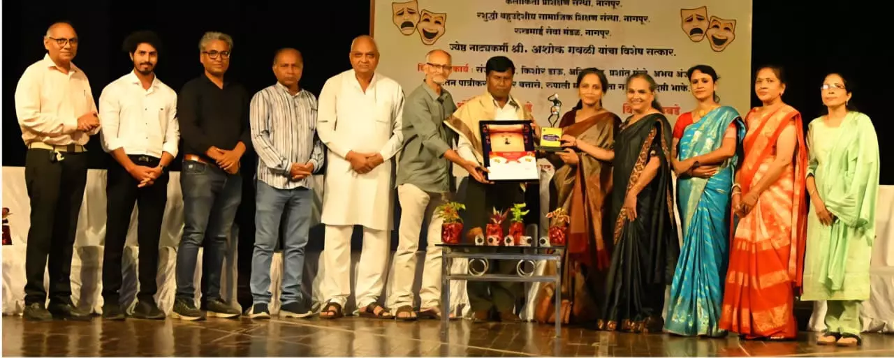 मराठी रंगभूमि के मंच पर एकांकिका का रंगारंग आयोजन, मंत्रमुग्ध हुए दर्शक मराठी रंगभूमि के मंच पर एकांकिका का रंगारंग आयोजन, मंत्रमुग्ध हुए दर्शक