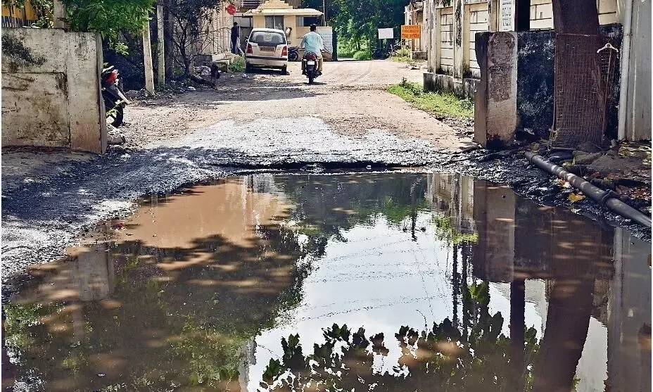 नालियां हुईं चोक, सड़क पर बह रहे गंदे पानी से हलाकान हो रहे लोग नालियां हुईं चोक, सड़क पर बह रहे गंदे पानी से हलाकान हो रहे लोग