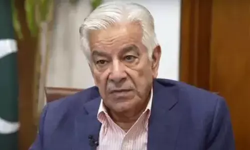 विदेश भागने की फिराक में हमारे आधे से ज्यादा अफसर, पाकिस्तान के रक्षा मंत्री ख्वाजा आसिफ का चौंकाने वाला खुलासा विदेश भागने की फिराक में हमारे आधे से ज्यादा अफसर, पाकिस्तान के रक्षा मंत्री ख्वाजा आसिफ का चौंकाने वाला खुलासा