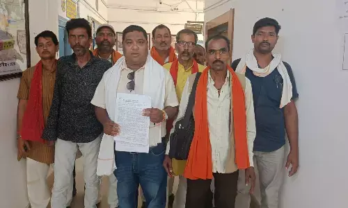 ग्राम पंचायत बसौरा में सडक बनाने जिपं सीईओ को सौंपा ज्ञापन