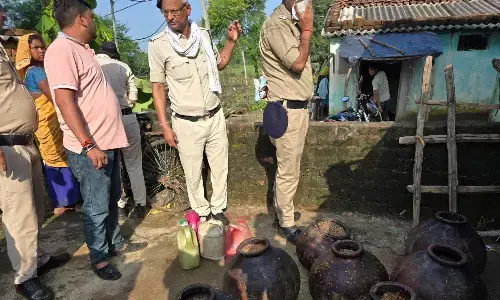 आबकारी पुलिस ने एक ही दिन में सात स्थानों पर मारे छापे, १२१ लीटर महुये की कच्ची शराब सहित आरोपी पकडे आबकारी पुलिस ने एक ही दिन में सात स्थानों पर मारे छापे, १२१ लीटर महुये की कच्ची शराब सहित आरोपी पकडे