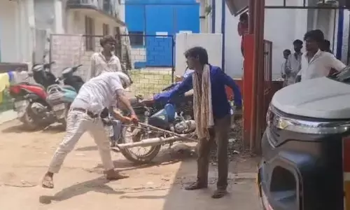 चोरी के संदेह पर सरहंगों ने युवक को बेरहमी से पीटा, वीडियो वायरल चोरी के संदेह पर सरहंगों ने युवक को बेरहमी से पीटा, वीडियो वायरल