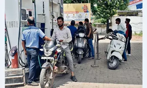 कहीं बिना हेलमेट मिला पेट्रोल, तो कहीं पंप कर्मचारियों ने ही पहना दिए हेलमेट कहीं बिना हेलमेट मिला पेट्रोल, तो कहीं पंप कर्मचारियों ने ही पहना दिए हेलमेट