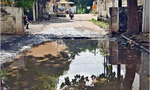 नालियां हुईं चोक, सड़क पर बह रहे गंदे पानी से हलाकान हो रहे लोग नालियां हुईं चोक, सड़क पर बह रहे गंदे पानी से हलाकान हो रहे लोग
