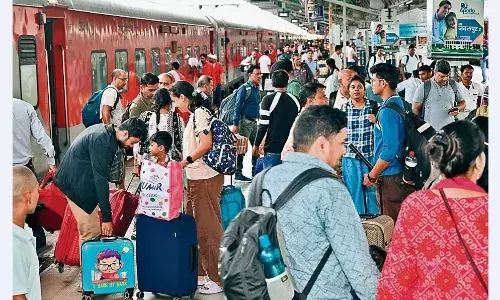 ट्रेनों में यात्रियों की भीड़, हर गाड़ी में बढ़ रही वेटिंग ट्रेनों में यात्रियों की भीड़, हर गाड़ी में बढ़ रही वेटिंग