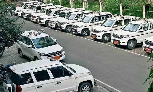 तहसीलदाराें ने गाड़ियां जमा कीं और डोंगल भी कर दिए वापस तहसीलदाराें ने गाड़ियां जमा कीं और डोंगल भी कर दिए वापस