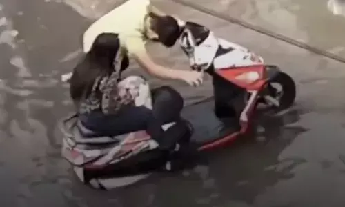 पानी में फंस गई स्कूटी तब भी नहीं उतरी लड़की, शख्स ने समझाया लेकिन नहीं मानी बात, फिर जो हुआ देखकर नहीं रुकी हंसी! पानी में फंस गई स्कूटी तब भी नहीं उतरी लड़की, शख्स ने समझाया लेकिन नहीं मानी बात, फिर जो हुआ देखकर नहीं रुकी हंसी!