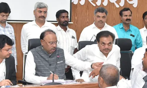 राजस्व मंत्री बावनकुले ने सुनी समस्याएं, वर्ग 2 जमीनों पर जल्द नया जीआर करेंगे जारी