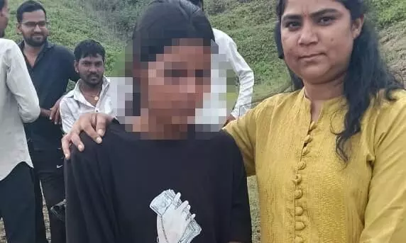 मां ने डांटा, तो बेटी पहुंच गई पहाड़ से कूदने, एक पैर था हवा में, पुलिस ने खींच लिया मां ने डांटा, तो बेटी पहुंच गई पहाड़ से कूदने, एक पैर था हवा में, पुलिस ने खींच लिया