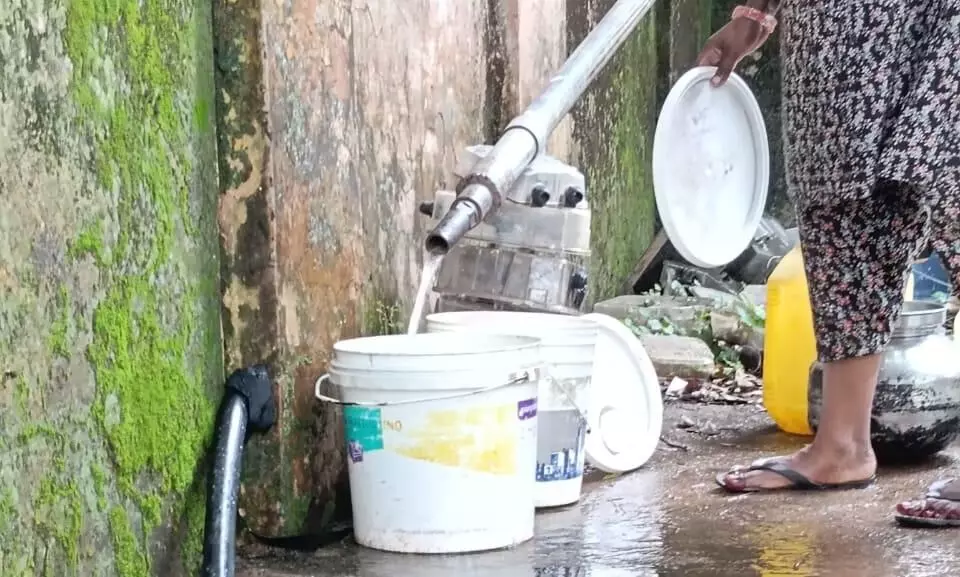 पीने के पानी के लिए तरस रहे गरीब बस्ती के लोग पीने के पानी के लिए तरस रहे गरीब बस्ती के लोग