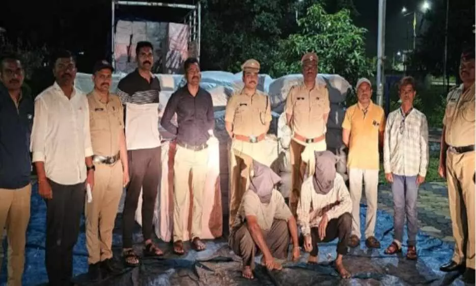 केज में 75 लाख रुपये का गुटखा हुई जब्त, दो तस्कर चढ़े पुलिस के हत्थे केज में 75 लाख रुपये का गुटखा हुई जब्त, दो तस्कर चढ़े पुलिस के हत्थे