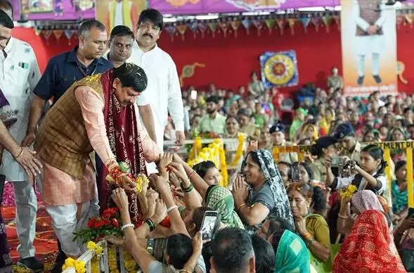 वर्षों से बहनों से राखी बंधवाने की परंपरा का कर रहा हूं निर्वहन - मुख्यमंत्री डॉ. यादव वर्षों से बहनों से राखी बंधवाने की परंपरा का कर रहा हूं निर्वहन - मुख्यमंत्री डॉ. यादव