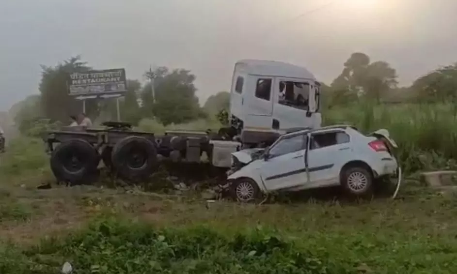 राजस्थान के दौसा में बड़ा सड़क हादसा, कार पर पलटा लोहे के गाटरों से भरा ट्रक, 5 की दर्दनाक मौत राजस्थान के दौसा में बड़ा सड़क हादसा, कार पर पलटा लोहे के गाटरों से भरा ट्रक, 5 की दर्दनाक मौत