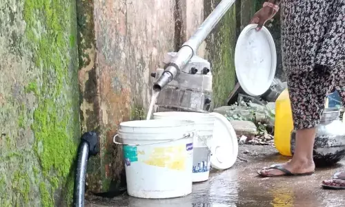 पीने के पानी के लिए तरस रहे गरीब बस्ती के लोग