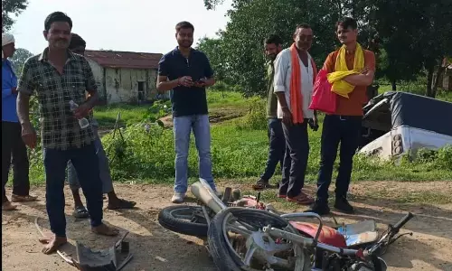 गढ्ढे में गिरा बाइक सवार, बचाने की कोशिश में सड़क के नीचे खाई में गिरी कार