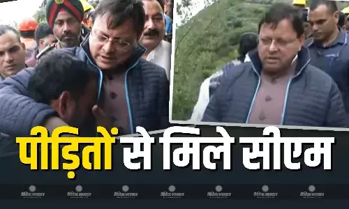 उत्तकाशी के धराली में फंसे लोगों से सीएम धामी ने की मुलाकात, सरकार के समर्थन का दिलाया आश्वासन