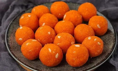 रक्षाबंधन में अपने भाईयों का करवाएं मुंह मीठा, घर पर बनाएं आराम से मोतीचूर के खास लड्डू, यहां देखें रेसिपी