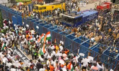 आरजीकर कॉलेज में हुए रेप-मर्डर के 1 साल पूरे, बीजेपी ने निकाली CM ममता के खिलाफ रैली, लाठीचार्ज के बाद भड़के प्रदर्शनकारी आरजीकर कॉलेज में हुए रेप-मर्डर के 1 साल पूरे, बीजेपी ने निकाली CM ममता के खिलाफ रैली, लाठीचार्ज के बाद भड़के प्रदर्शनकारी