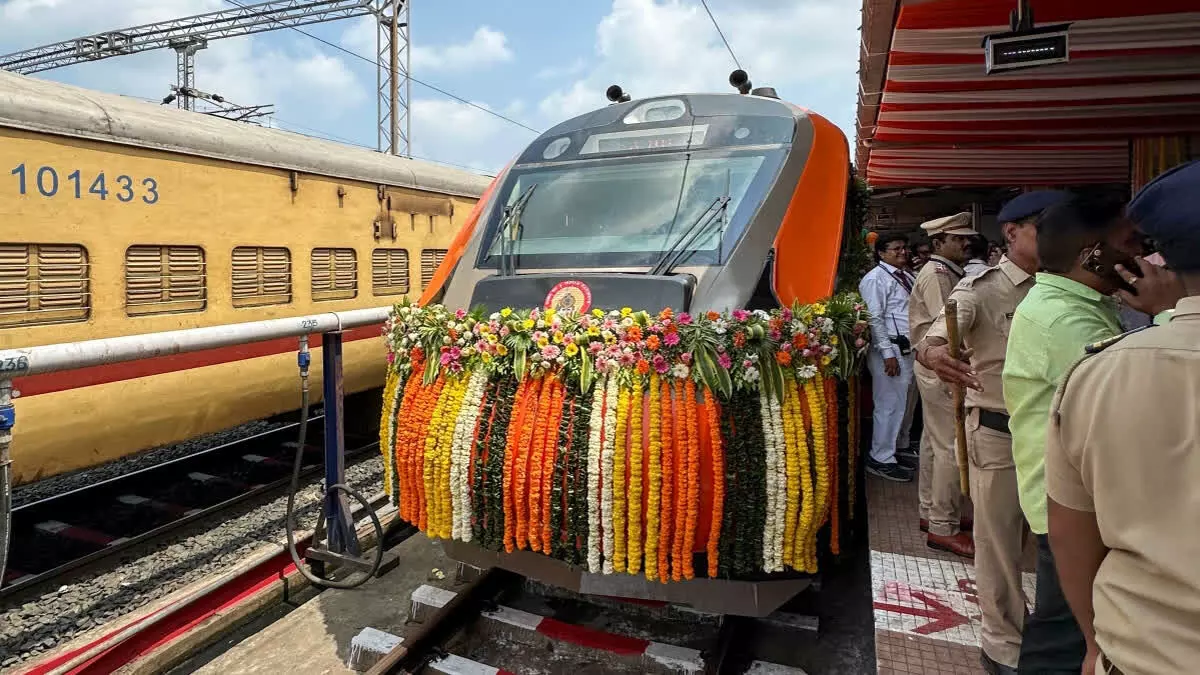 नागपुर – पुणे वंदे भारत ट्रेन का भव्य शुभारंभ एक ऐतिहासिक पल, शानदार सफर की शुरुआत नागपुर – पुणे वंदे भारत ट्रेन का भव्य शुभारंभ एक ऐतिहासिक पल, शानदार सफर की शुरुआत