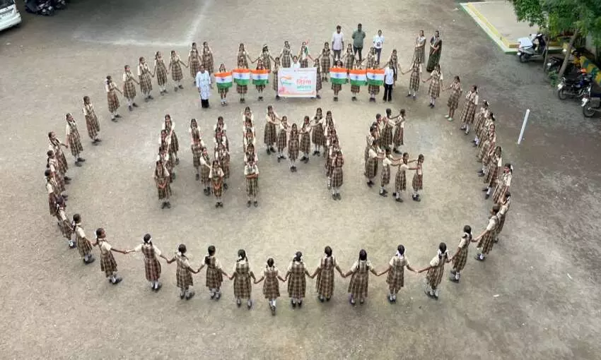 मानव श्रृंखला से एकता और देशप्रेम का संदेश, मनपा के सहयोग से भगवती गर्ल्स स्कूल में वॉल आर्ट अभियान मानव श्रृंखला से एकता और देशप्रेम का संदेश, मनपा के सहयोग से भगवती गर्ल्स स्कूल में वॉल आर्ट अभियान