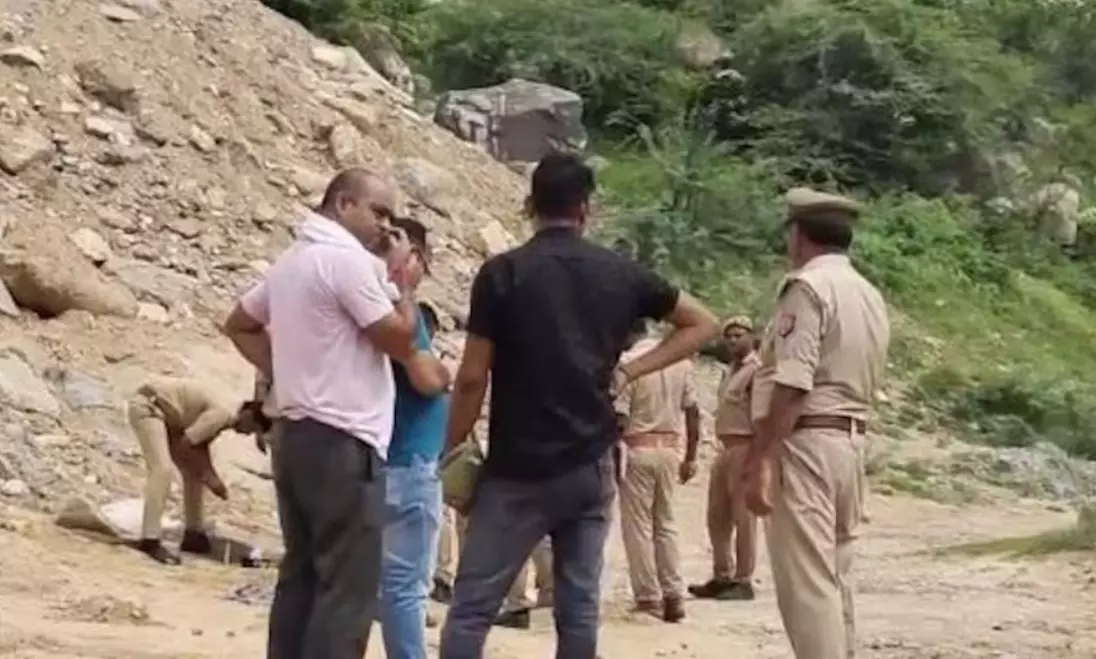 झांसी में हुआ डबल मर्डर, दो अलग-अलग जगह मिले शव, मृतक के पिता ने लगाए ये आरोप झांसी में हुआ डबल मर्डर, दो अलग-अलग जगह मिले शव, मृतक के पिता ने लगाए ये आरोप