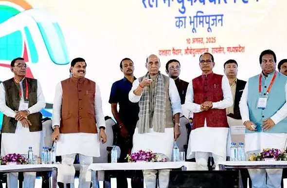 मध्यप्रदेश में हो रहा औद्योगिक विकास भारत को नई औद्योगिक ऊंचाइयों पर ले जाने में होगा सहायक - केन्द्रीय रक्षा मंत्री सिंह मध्यप्रदेश में हो रहा औद्योगिक विकास भारत को नई औद्योगिक ऊंचाइयों पर ले जाने में होगा सहायक - केन्द्रीय रक्षा मंत्री सिंह