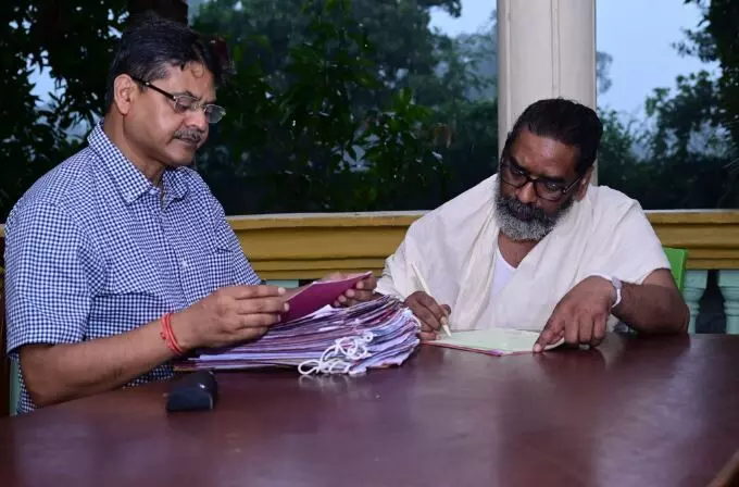मुख्यमंत्री हेमंत सोरेन पुत्र धर्म के साथ निभा रहे राजधर्म, रामगढ़ के नेमरा स्थित पैतृक आवास से सरकारी कामकाज निपटा रहे मुख्यमंत्री हेमंत सोरेन पुत्र धर्म के साथ निभा रहे राजधर्म, रामगढ़ के नेमरा स्थित पैतृक आवास से सरकारी कामकाज निपटा रहे