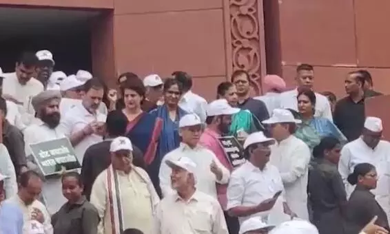हिरासत में राहुल-प्रियंका, बैरिकेड फांद कर बढ़े अखिलेश यादव, चुनाव आयोग के खिलाफ विपक्ष के मार्च में क्या-क्या हुआ? जानें हिरासत में राहुल-प्रियंका, बैरिकेड फांद कर बढ़े अखिलेश यादव, चुनाव आयोग के खिलाफ विपक्ष के मार्च में क्या-क्या हुआ? जानें