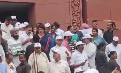 हिरासत में राहुल-प्रियंका, बैरिकेड फांद कर बढ़े अखिलेश यादव, चुनाव आयोग के खिलाफ विपक्ष के मार्च में क्या-क्या हुआ? जानें