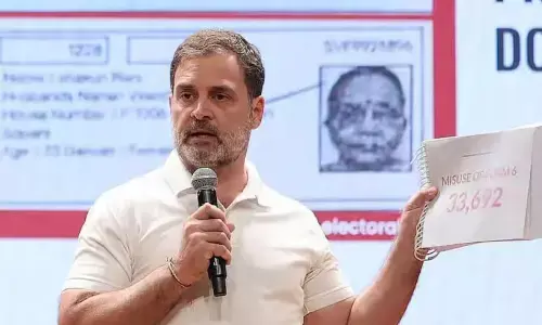 मैं साइन क्यों करूं.., चुनाव आयोग पर राहुल गांधी का पलटवार, नोटिस पर बोले - ये उनका डेटा, मेरा नहीं.. मैं साइन क्यों करूं.., चुनाव आयोग पर राहुल गांधी का पलटवार, नोटिस पर बोले - ये उनका डेटा, मेरा नहीं..