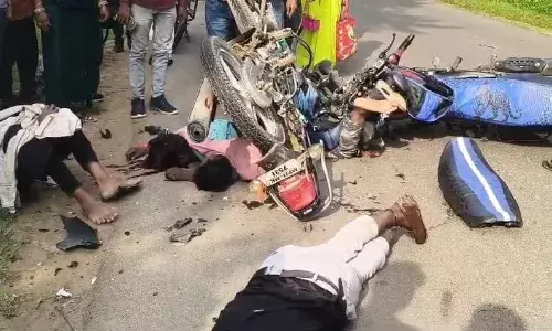 उमरिया में भदार नदी के पुल पर बाइकें भिड़ीं, 2 की मौत, 5 घायल उमरिया में भदार नदी के पुल पर बाइकें भिड़ीं, 2 की मौत, 5 घायल