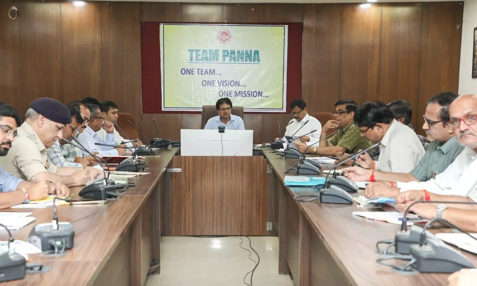 हर घर तिरंगा अभियान के शेष दिवसों में गतिविधियां बढायें: कलेक्टर हर घर तिरंगा अभियान के शेष दिवसों में गतिविधियां बढायें: कलेक्टर