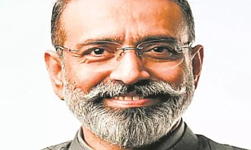 विधायक जोशी से अच्छे संबंध, तुम्हारी पत्नी की मनपा में नौकरी पर लगा दूंगा विधायक जोशी से अच्छे संबंध, तुम्हारी पत्नी की मनपा में नौकरी पर लगा दूंगा
