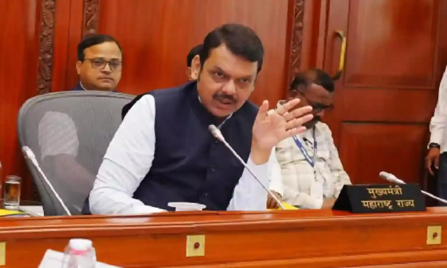 शिंदे और गोगावले शामिल नहीं, कर्ज योजना के लिए गारंटर की शर्त शिथिल, पुलिस सिपाही भर्ती को मंजूरी, मंत्रालय में ऑफलाइन प्रवेश बंद