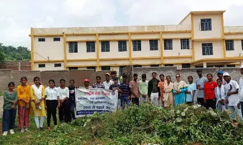 छत्रशाल महाविद्यालय के राष्ट्रीय सेवा योजना के विद्यार्थियों ने विज्ञान भवन में स्वच्छता अभियान चलाया