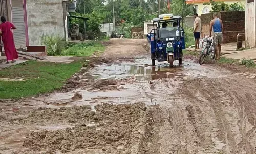 जिला जेल का पहुंच मार्ग दलदल में हुआ तब्दील, लोग परेशान, एक दशक पूर्व बनी सडक़ का नामोंनिशान ही गायब