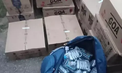 भगवती मानव कल्याण संगठन के कार्यकर्ताओं ने पकडा शराब से भरा पिकअप वाहन