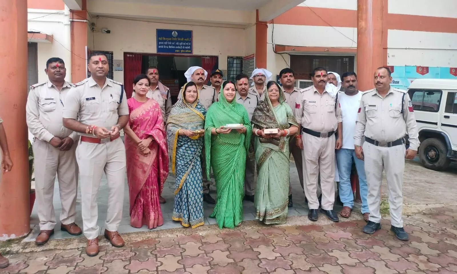 कोतवाली पुलिस को भाजपा महिला मोर्चा की बहिनों ने बांधी राखी कोतवाली पुलिस को भाजपा महिला मोर्चा की बहिनों ने बांधी राखी