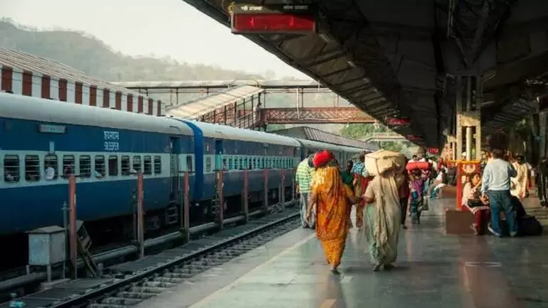 रेलवे स्टेशन पर सुरक्षा व्यवस्था को लेकर अलर्ट जारी, चप्पे - चप्पे पर पेनी नजर रेलवे स्टेशन पर सुरक्षा व्यवस्था को लेकर अलर्ट जारी, चप्पे - चप्पे पर पेनी नजर
