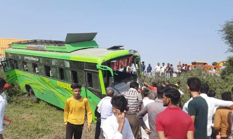 उमराने गांव के पास हादसे में घायल हुए 8 यात्री, पेड़ से टकराई और पलट गई बस उमराने गांव के पास हादसे में घायल हुए 8 यात्री, पेड़ से टकराई और पलट गई बस