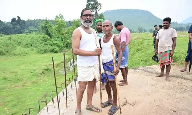 मुख्यमंत्री हेमंत सोरेन पैतृक गांव नेमरा में सादगीपूर्ण अंदाज में गांव की गलियों और पगडंडियों पर घूमते नजर आए मुख्यमंत्री हेमंत सोरेन पैतृक गांव नेमरा में सादगीपूर्ण अंदाज में गांव की गलियों और पगडंडियों पर घूमते नजर आए