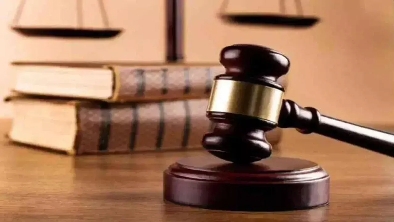 धोखाधड़ी मामले में पूर्व विधायक और पत्नी बरी, अवैध इमारतों के मामले में 4 गिरफ्तार