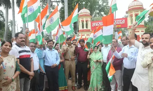 छत्रसाल पार्क से देशभक्ति पर केन्द्रित तिरंगा यात्रा निकाली गई, कलेक्टर एवं पुलिस अधीक्षक सहित जनप्रतिनिधि भी हुए शामिल