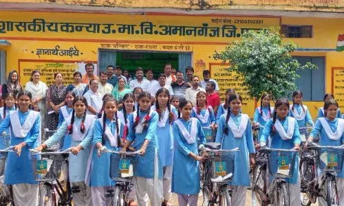 गुनौर विधायक ने छात्र-छात्राओं को वितरित की साईकिल गुनौर विधायक ने छात्र-छात्राओं को वितरित की साईकिल
