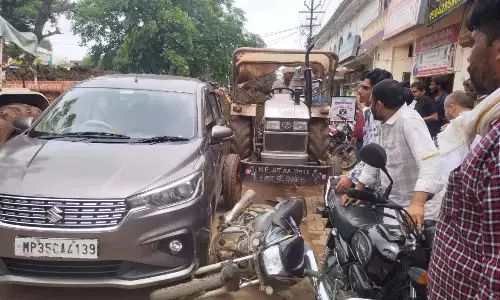 तेज रफ्तार ट्रैक्टर ने चारपहिया व मोटरसाइकिल को मारी टक्कर, बैंक के पास हुआ हादसा तेज रफ्तार ट्रैक्टर ने चारपहिया व मोटरसाइकिल को मारी टक्कर, बैंक के पास हुआ हादसा