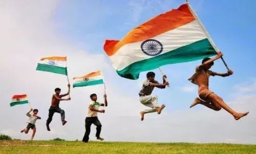 स्वतंत्रता दिवस पर अपनों को भेजें जोश भरे मैसेज, पढ़ते ही देशभक्ति का आ जाएगा सैलाब स्वतंत्रता दिवस पर अपनों को भेजें जोश भरे मैसेज, पढ़ते ही देशभक्ति का आ जाएगा सैलाब