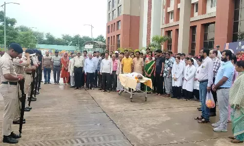 गार्ड ऑफ ऑनर के साथ मेडिकल कॉलेज को सौंपी गई पार्थिव देह, परिजन ने पूरी की बाल्मीक की अंतिम इच्छा गार्ड ऑफ ऑनर के साथ मेडिकल कॉलेज को सौंपी गई पार्थिव देह, परिजन ने पूरी की बाल्मीक की अंतिम इच्छा